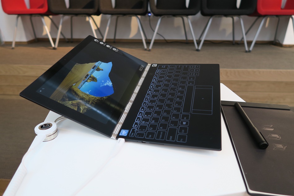 El nuevo Yoga Book de Lenovo es un elegante 2 en 1 con características que lo diferencian de su compentencia, como el detalle del teclado sin teclas físicas.