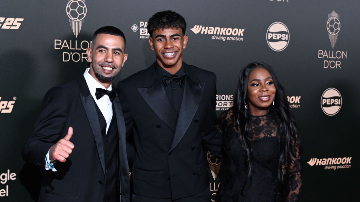 Lamine Yamal junto a sus padres en la gala del Balón de Oro 2025. EP