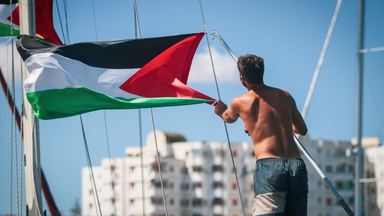 Una persona ondea la bandera de Palestina en los barcos de la Global Sumud Flotilla. EP.