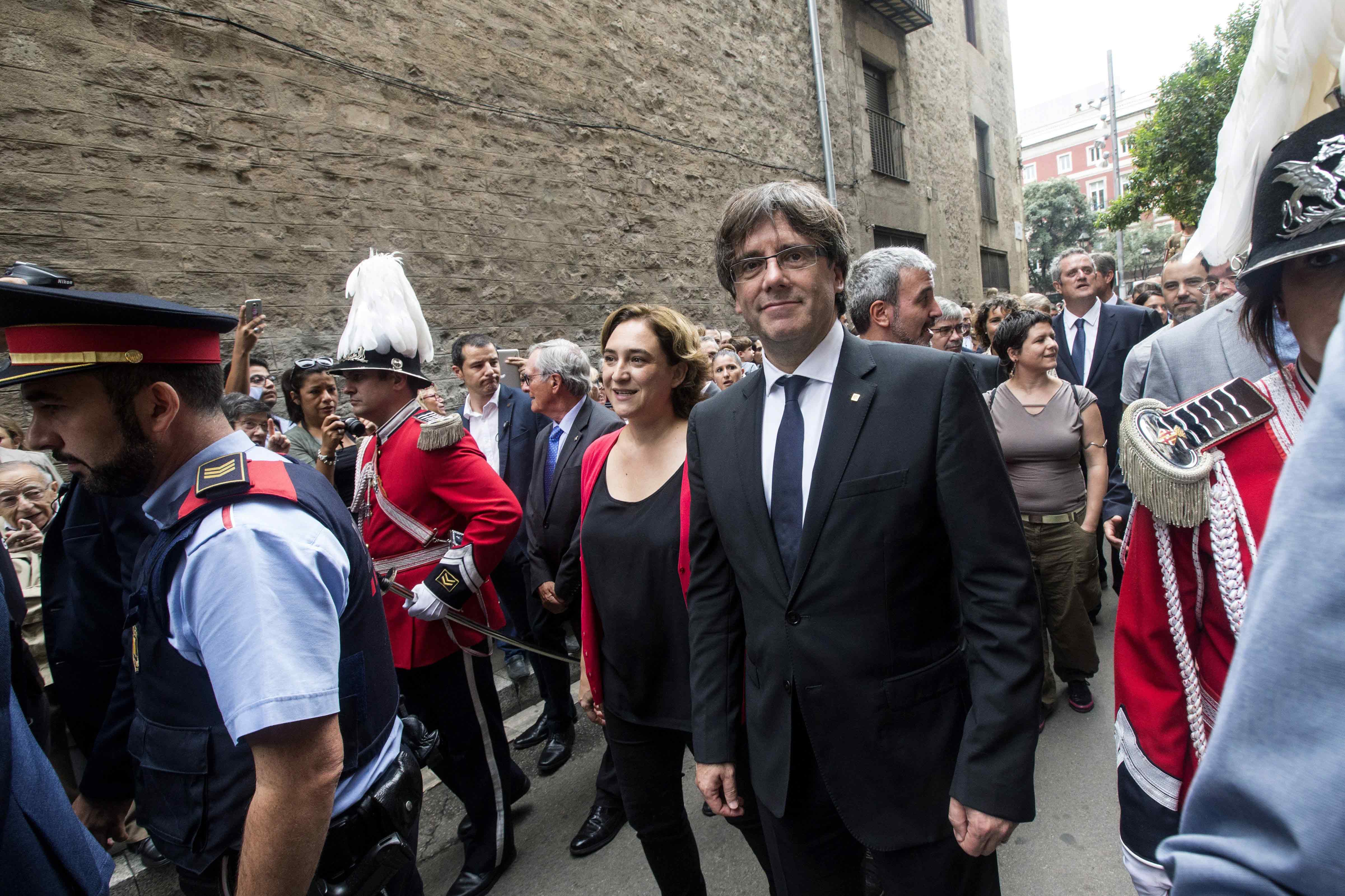 El president de la Generalitat, Carles Puigdemont (d) y la alcaldesa de Barcelona, Ada Colau (i), durante las fiestas de la ciudad condal. 