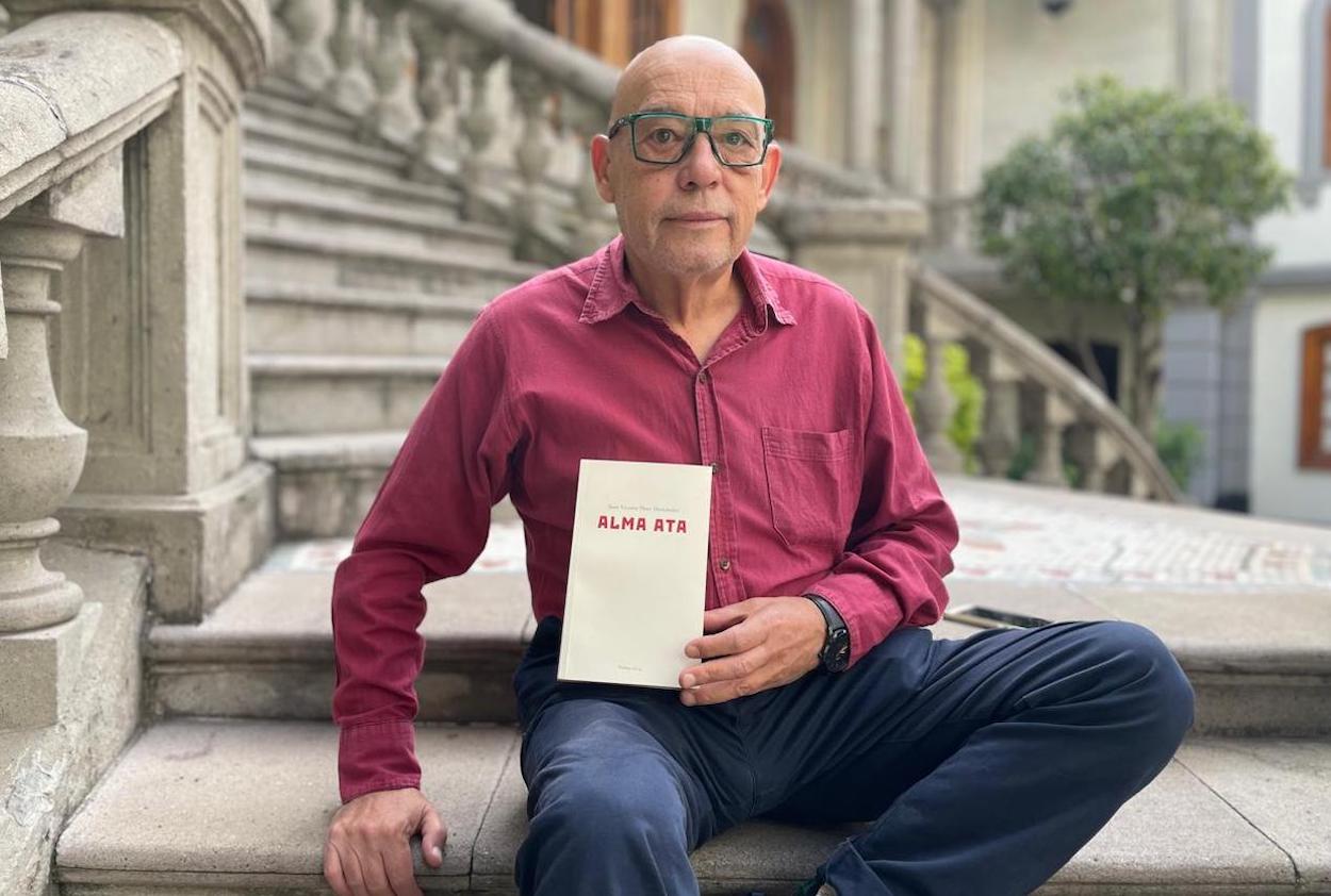 Juan Vicente Pérez, con su novela 'Alma Ata'.