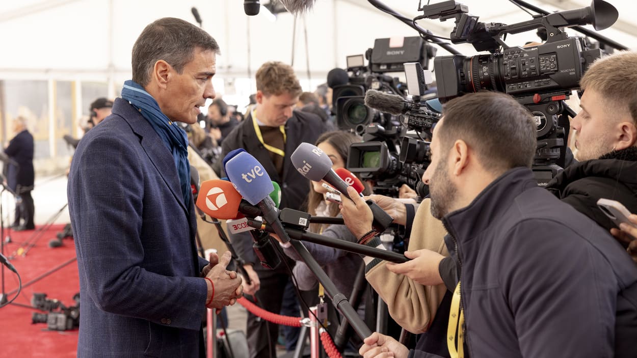 El presidente del Gobierno, Pedro Sánchez, atiende a los medios a su llegada a la Reunión informal de Jefes de Estado y de Gobierno de la Unión Europea, en Copenhague (Dinamarca). EP.
