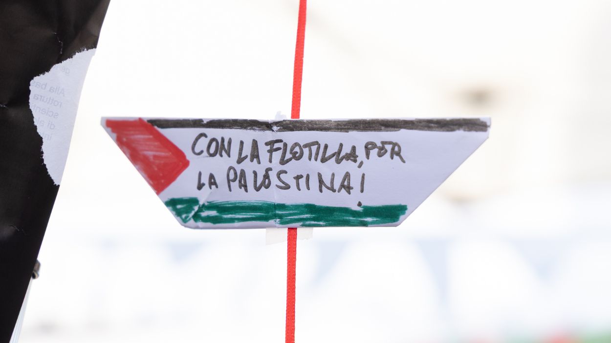 Pancarta en muestra de apoyo a la Global Sumud Flotilla de Gaza. EP.