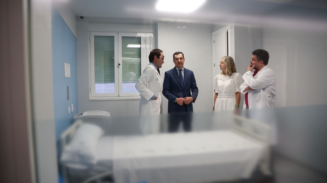 El presidente de la Junta de Andalucía, Juanma Moreno (2i), junto a la consejera de Salud y Consumo, Rocío Hernández (2d), durante la visita la Unidad de Salud Mental del Hospital Virgen del Rocío. EP/Archivo.