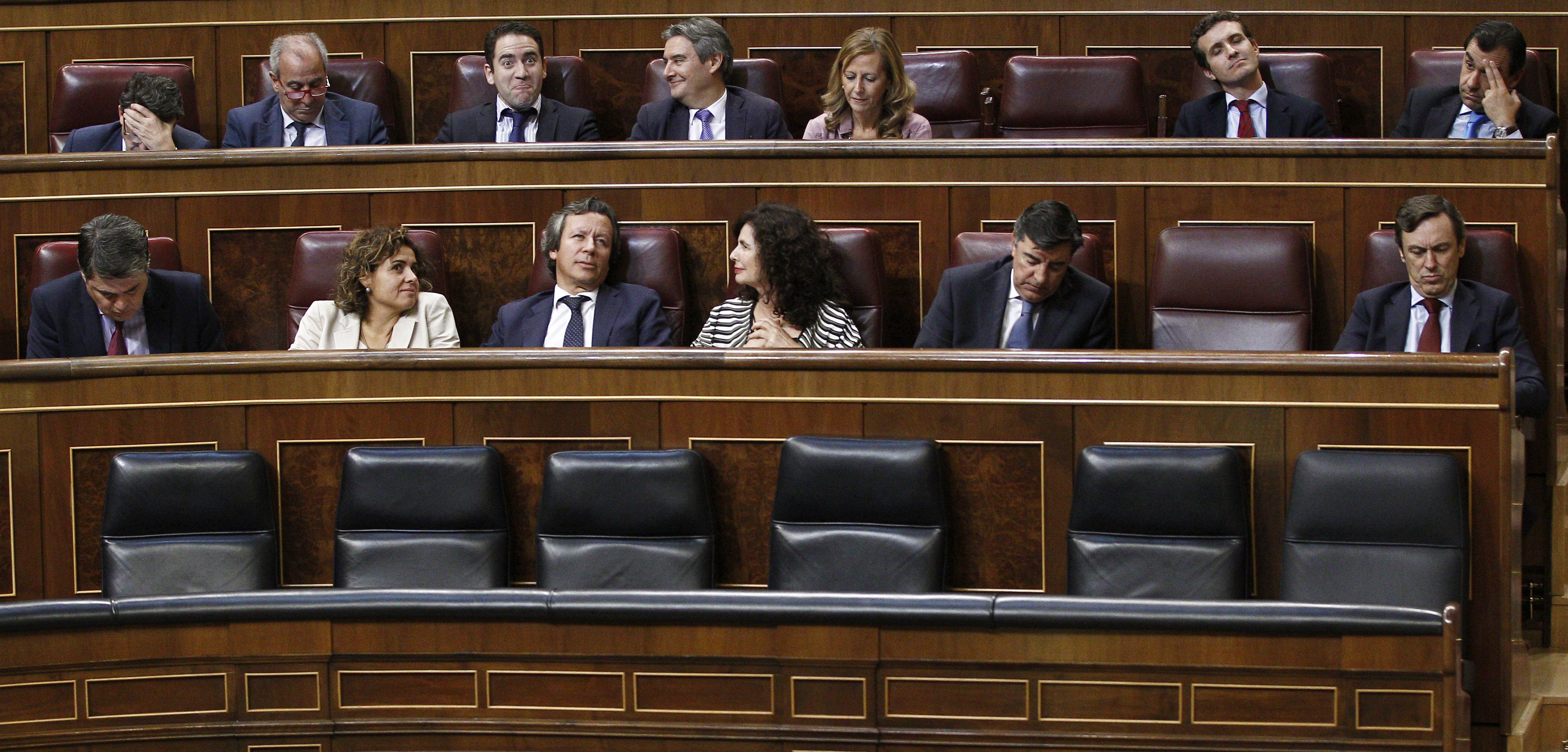 Varios escaños vacíos durante el pleno del Congreso, esta tarde en Madrid. EFE