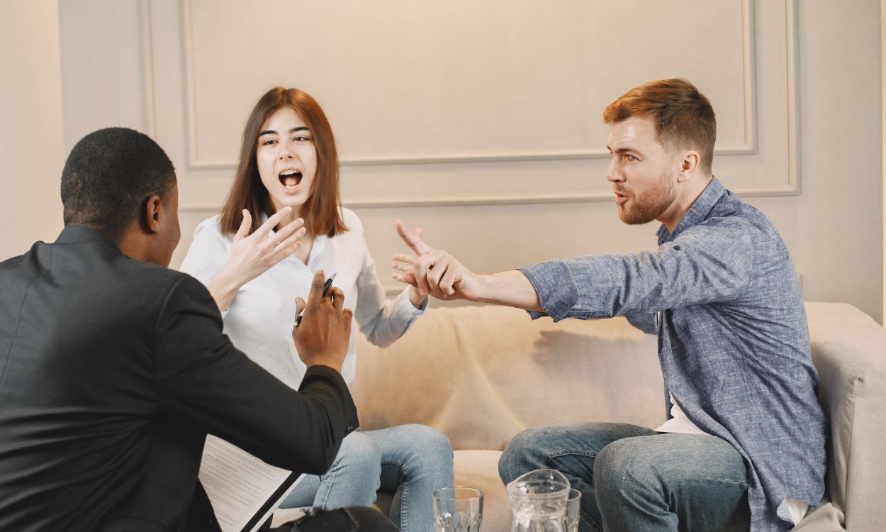 Algunas personas interrumpen las conversaciones constantemente