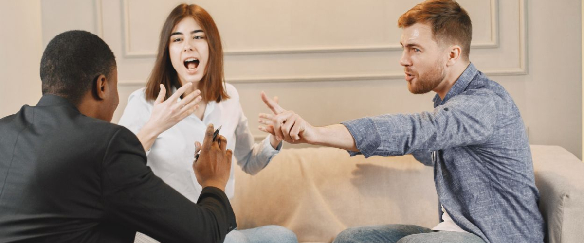 ¿Por qué algunas personas interrumpen constantemente? Así puedes gestionarlo según la psicología