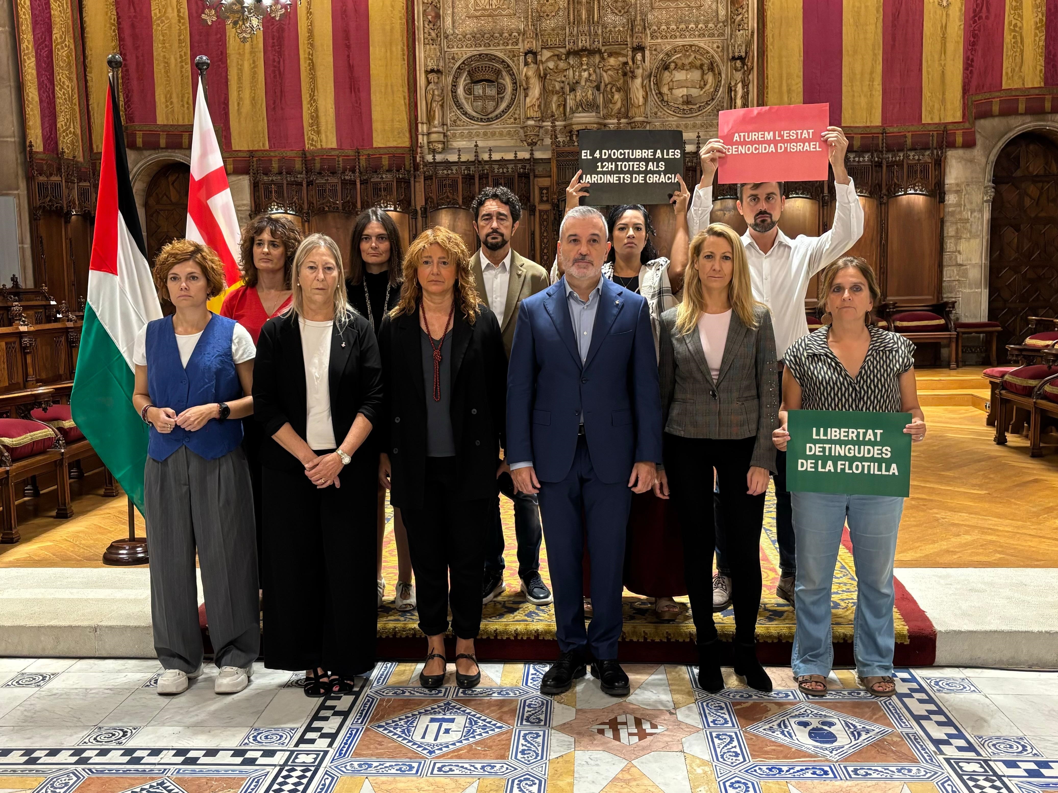 El gobierno municipal (PSC), Junts, Barcelona en Comú y ERC posan tras el pleno extraordinario de este viernes. EP