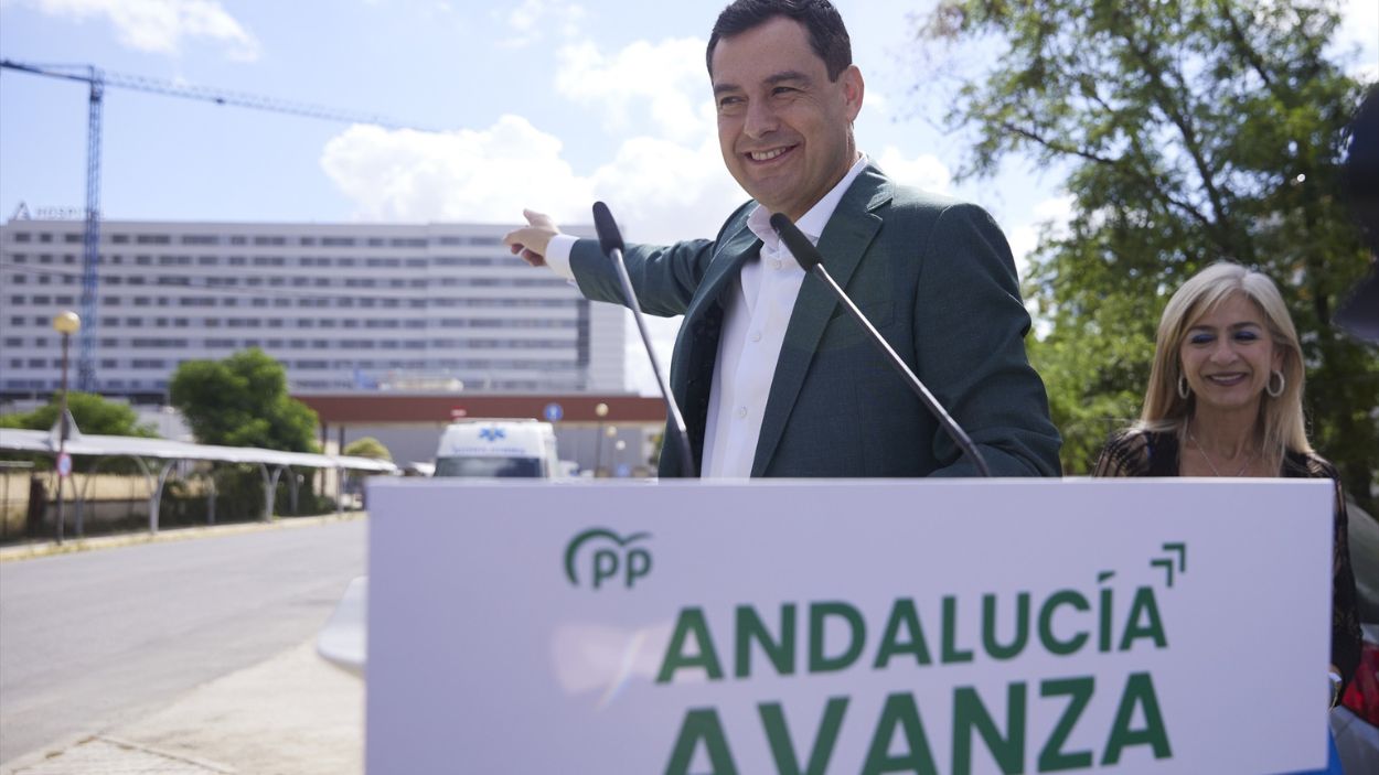 El presidente de la Junta de Andalucía, Moreno Bonilla, señala al Hospital Militar de Sevilla. EP.