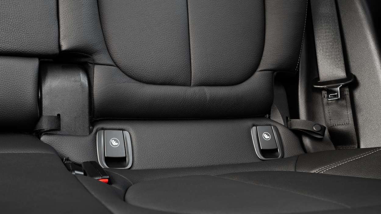 ¿Tu coche tiene Isofix? Así funciona el sistema que asegura la sillita infantil