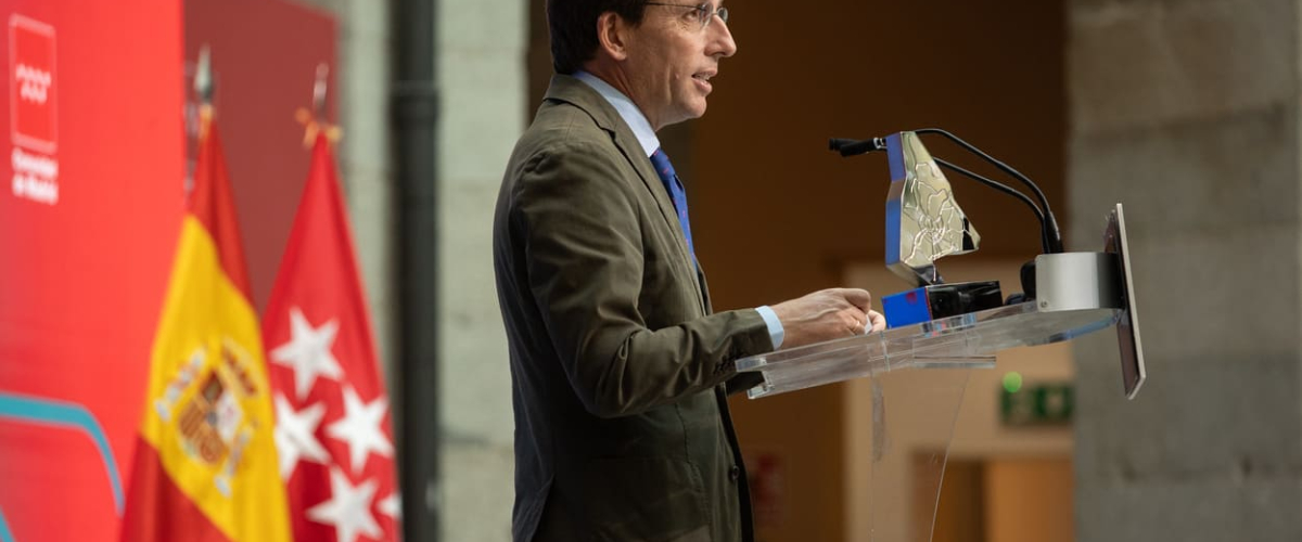 Almeida se escuda en la prostitución, Ábalos y Koldo para reprochar a Sánchez su defensa al aborto