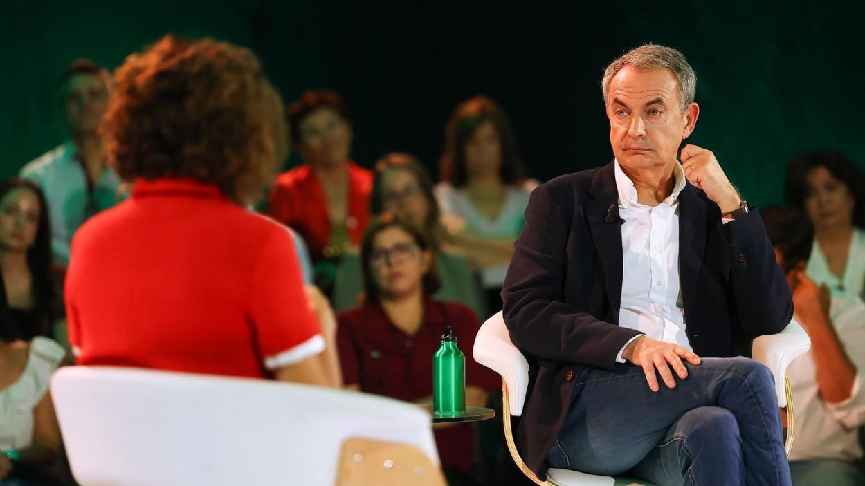La ministra de Hacienda y vicepresidenta primera, María Jesús Montero, en un acto junto al expresidente José Luis Rodríguez Zapatero. EP. 