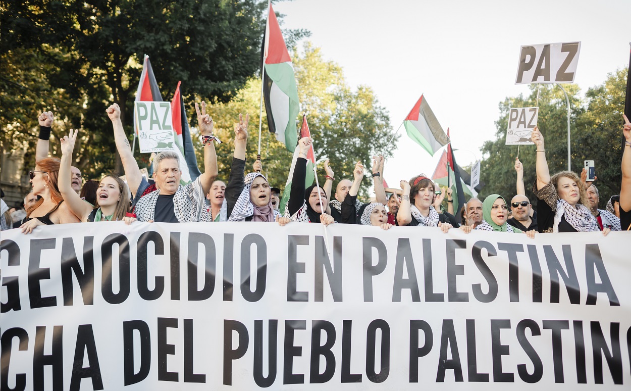 Decenas de personas en una movilización contra el genocidio palestino. EP