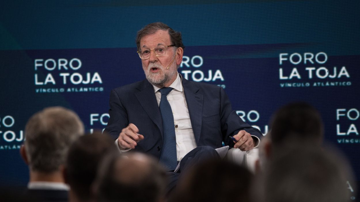 El ex presidente del Gobierno Mariano Rajoy recuerda su 'guerra' con el Tapón en el Foro La Toja 2025. EP. 