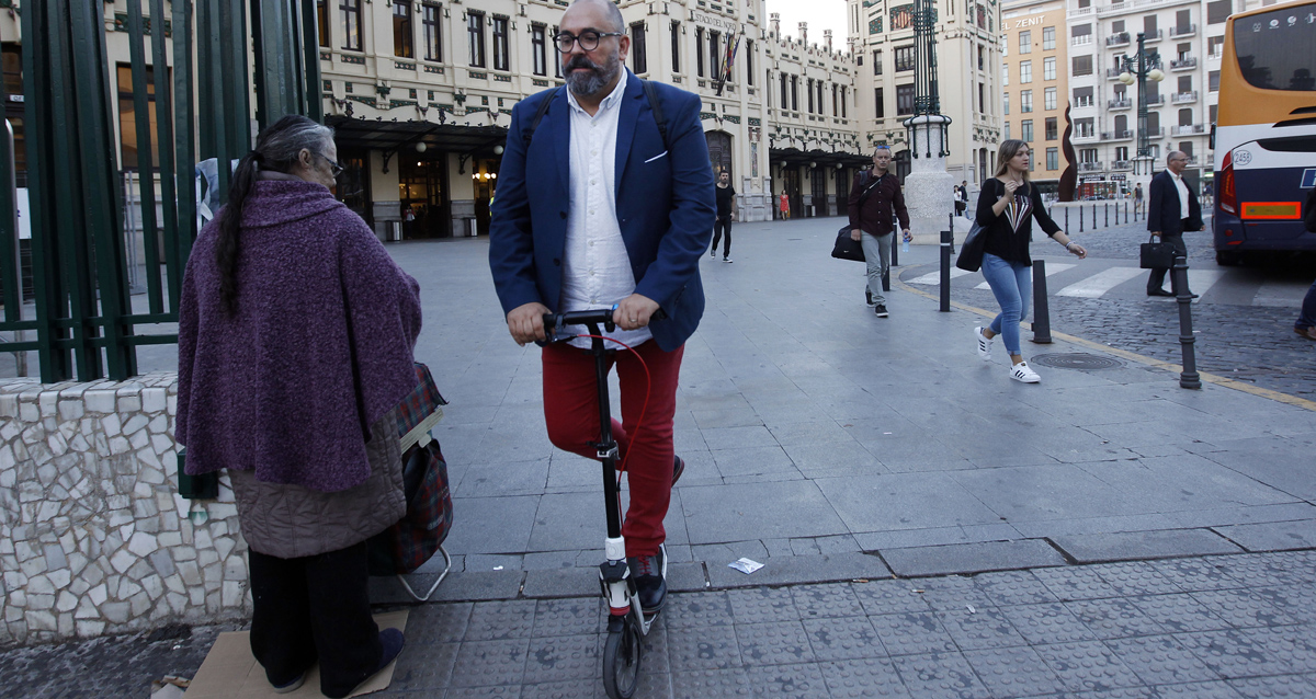 El exvicealcalde de Castelló y secretario autonómico de Empleo, Enric Nomdedéu, en patinete