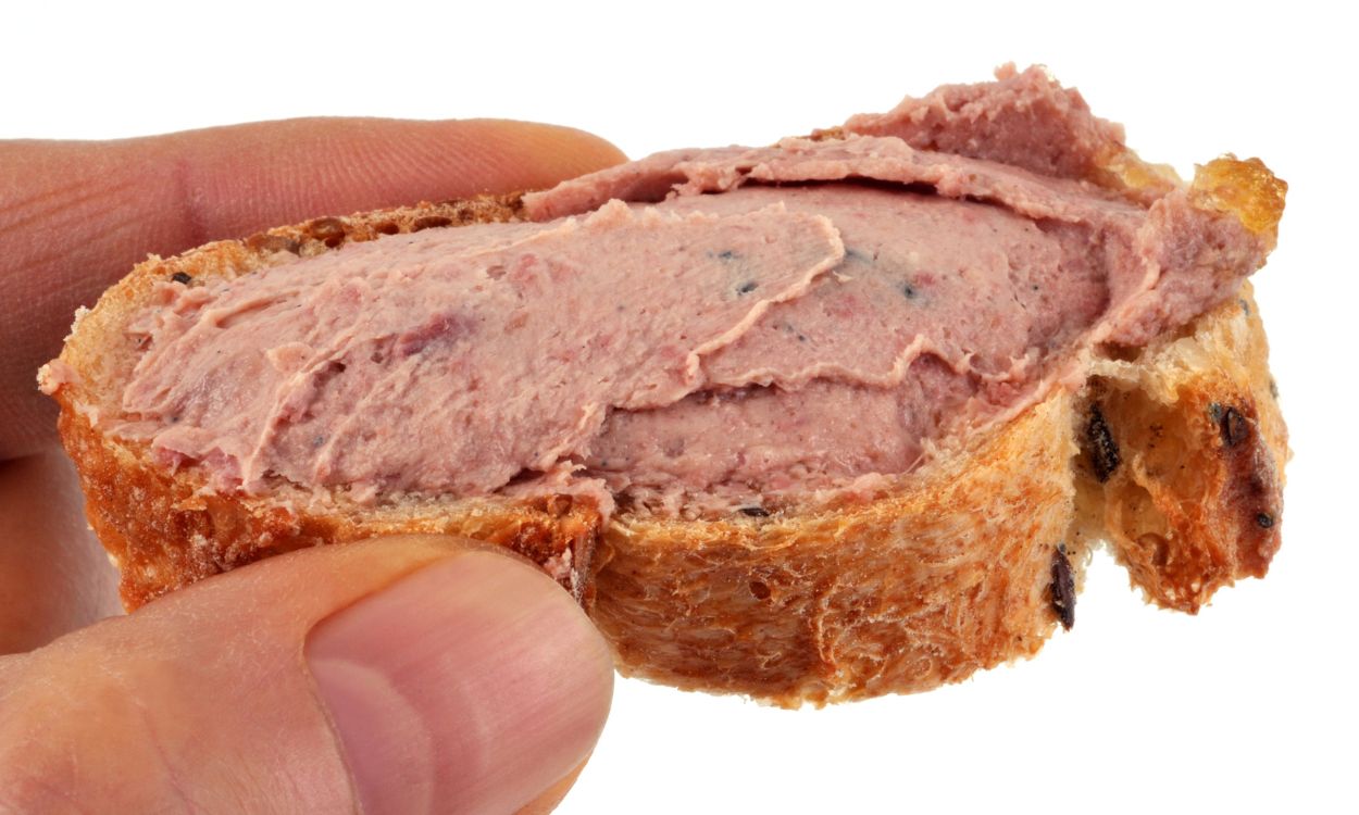 Una rebanada de pan con paté