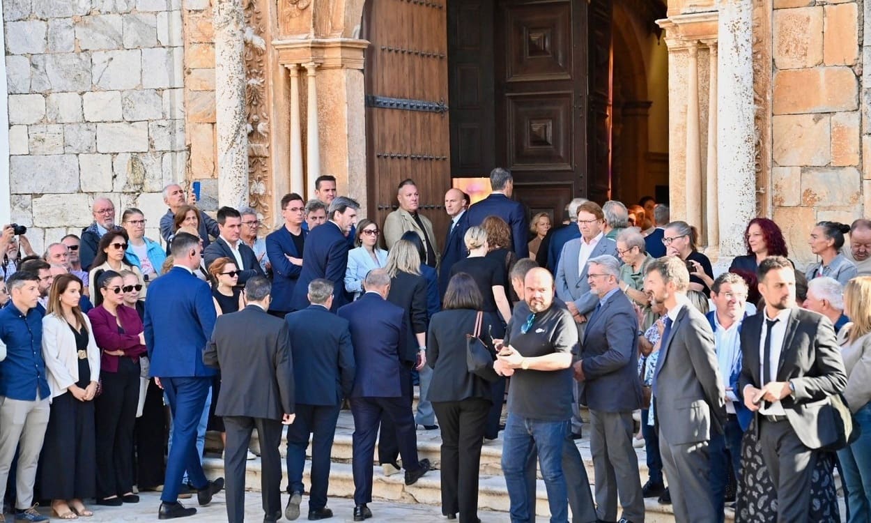 El presidente del Gobierno, Pedro Sánchez, acompañado de varios ministros y otras autoridades, entra en la Iglesia Santa María Magdalena de Olivenza para asistir al funeral de Fernández vara. ANDRÉS RODRÍGUEZ / EP