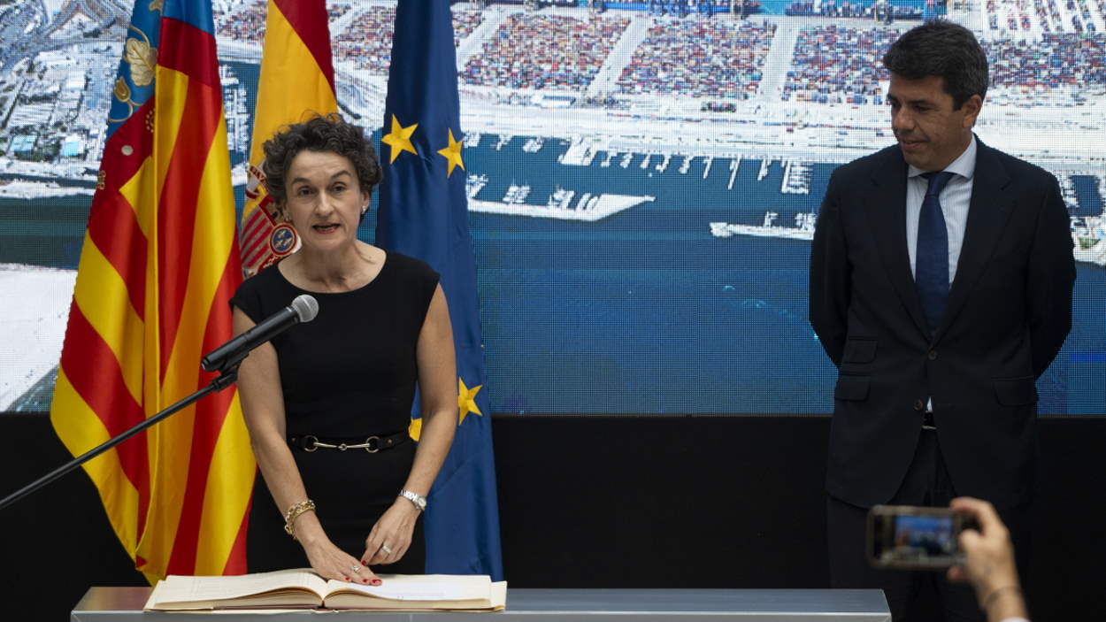 La presidenta de la Autoridad Portuaria de València, Mar Chao, junto con Carlos Mazón durante su toma de posesión. EP.