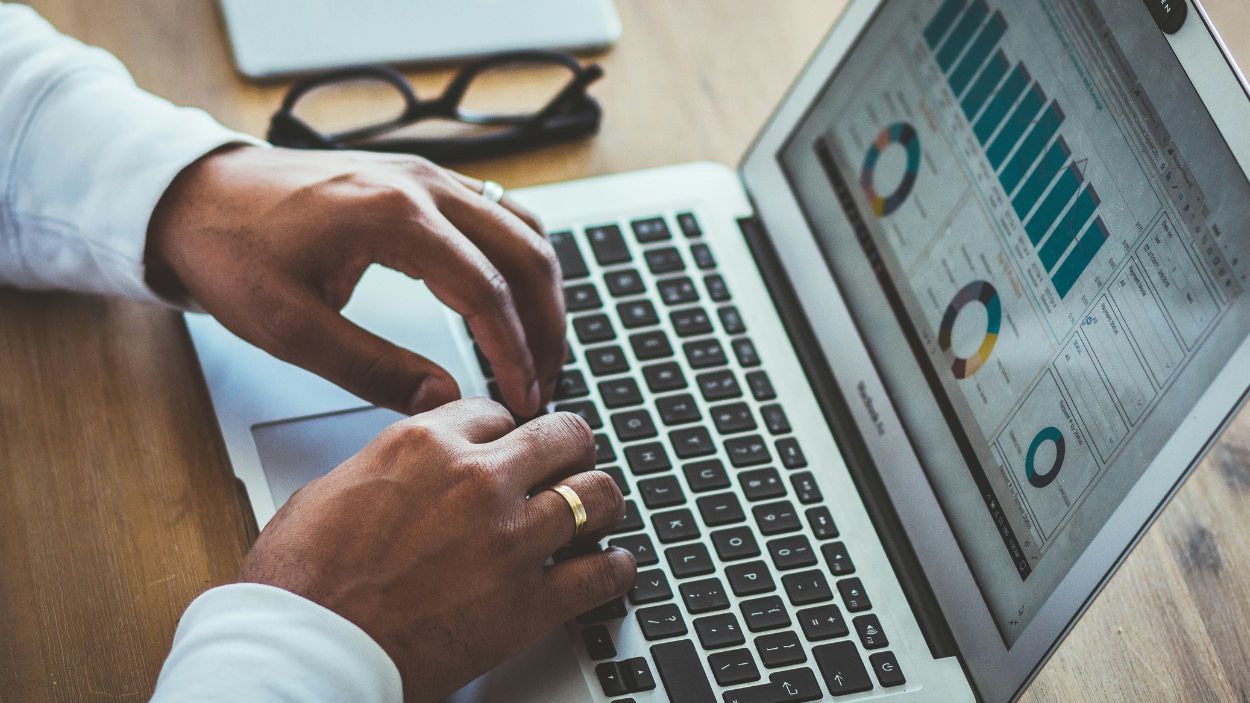 Trabajador digital abordando un proyecto