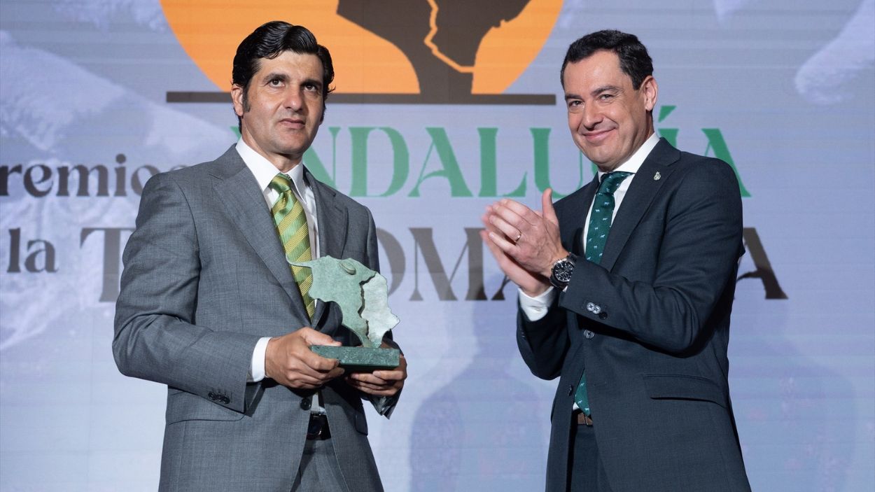 Presidente de la Junta de Andalucía, Moreno Bonilla, junto a Morante de la puebla, en la entrega de premios andaluces de tauromaquia