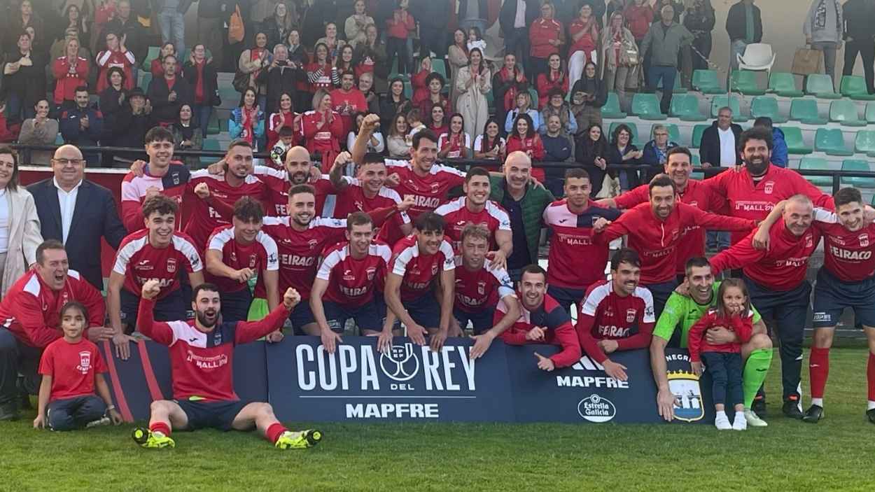 La SD Negreira, celebrando su triunfo ante el Textil en la Copa del Rey. SD Negreira