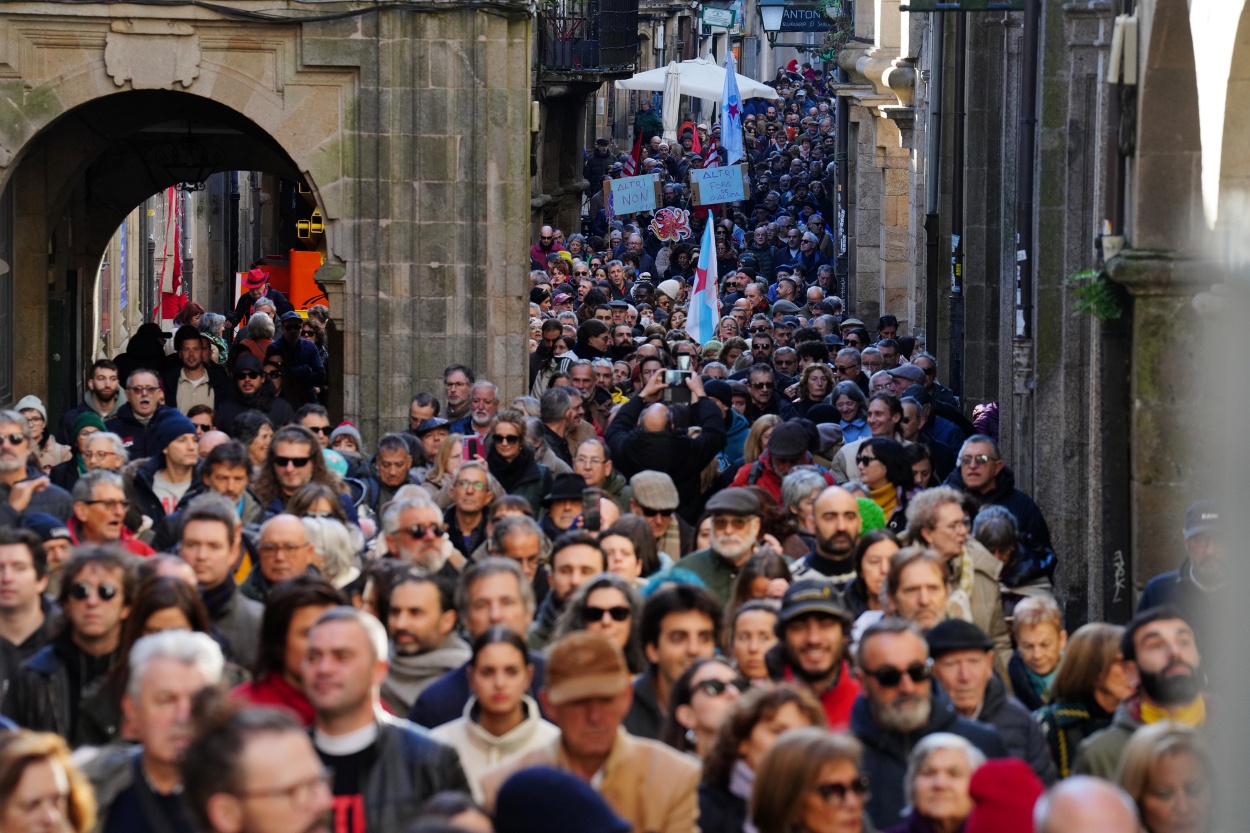 La manifestación que en diciembre cumplirá un año (en la imagen) reunió en las calles de Santiago de Compostela a más de 100,000 personas según los convocantes (Foto: Europa Press).