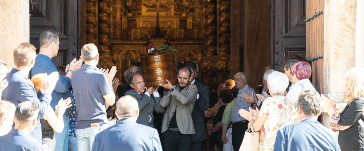 Multitudinaria despedida a Fernández Vara en un funeral lleno de moción, recuerdos y aplausos