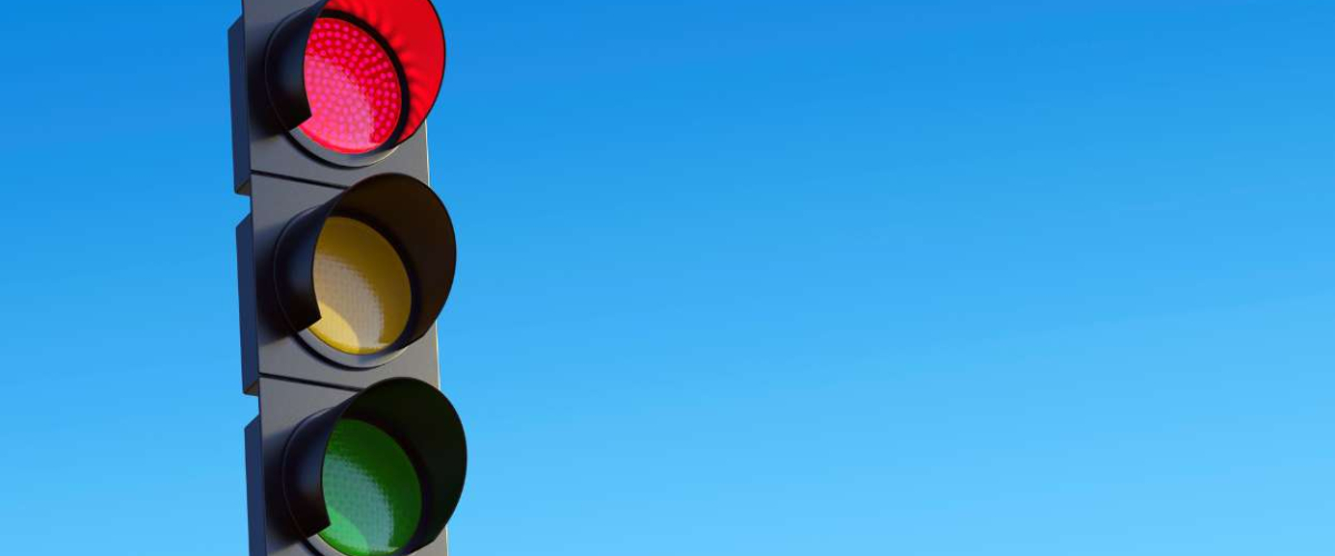 Semáforos con un cuarto color: así funcionará la nueva luz blanca en las carreteras