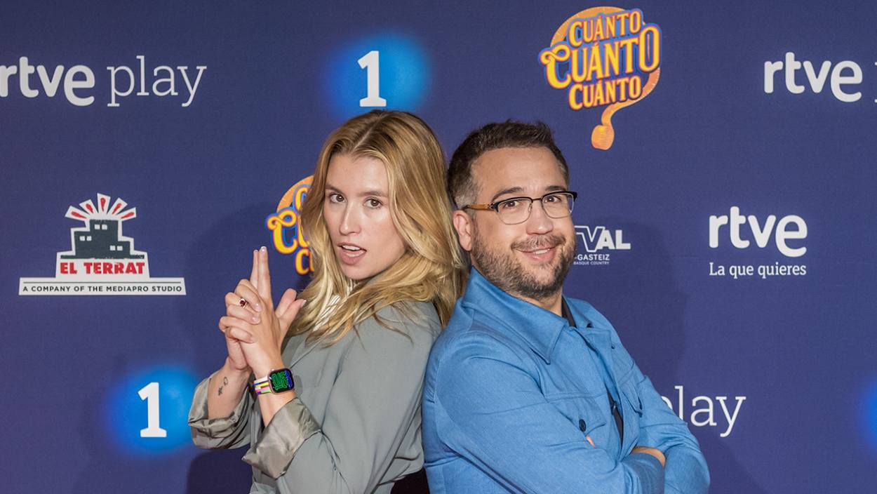 Eva Soriano y Aníbal Gómez, presentadores de 'Cuánto, cuánto, cuánto' (RTVE)