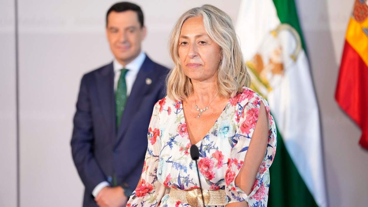 La nueva consejera de Salud y Consumo, Rocío Hernández Soto (d); durante la toma de posesión, en el Palacio de San Telmo. EP.