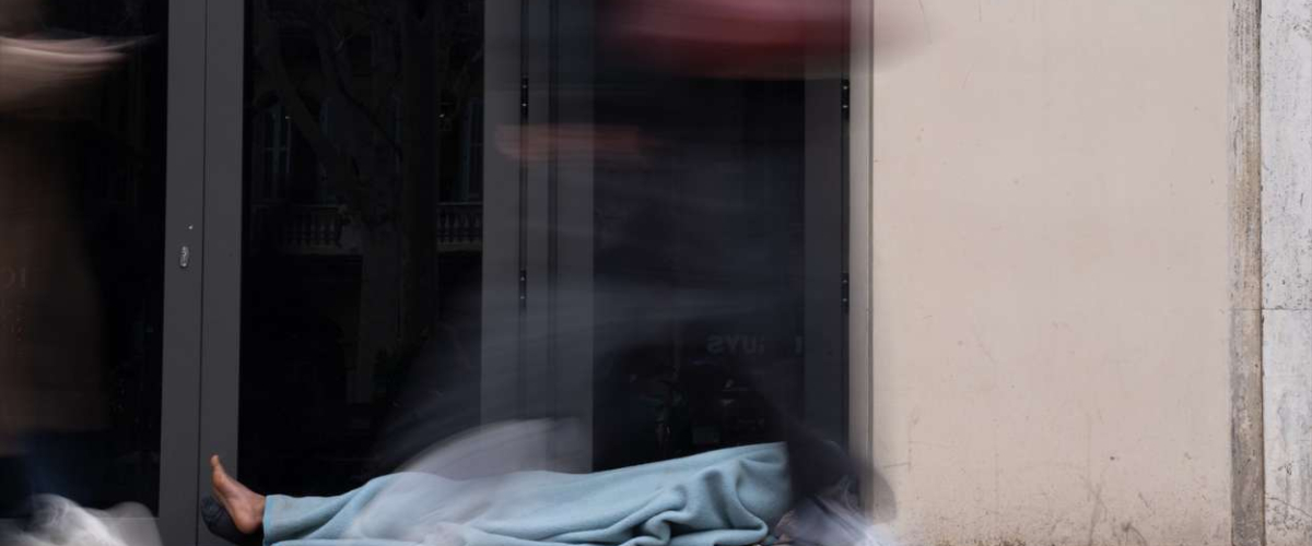 Más del 10% de los ciudadanos en España ha dormido alguna vez en la calle, según un estudio