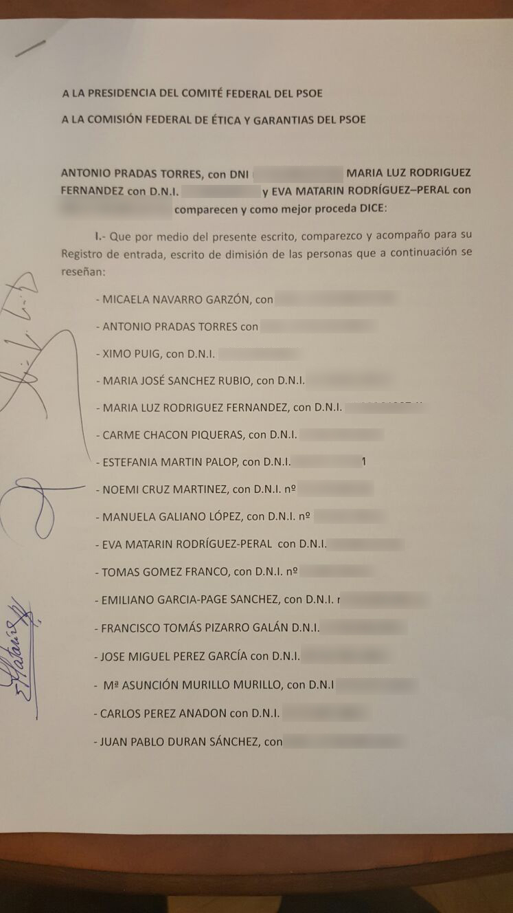 Documento con las 17 renuncias de los miembros de la Ejecutiva del PSOE. Eliminar