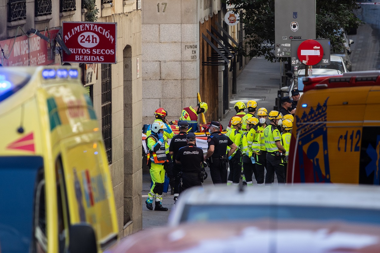 Agentes de Policía Nacional y trabajadores de emergencias en las inmediaciones dónde se ha derrumbado un edificio en obras