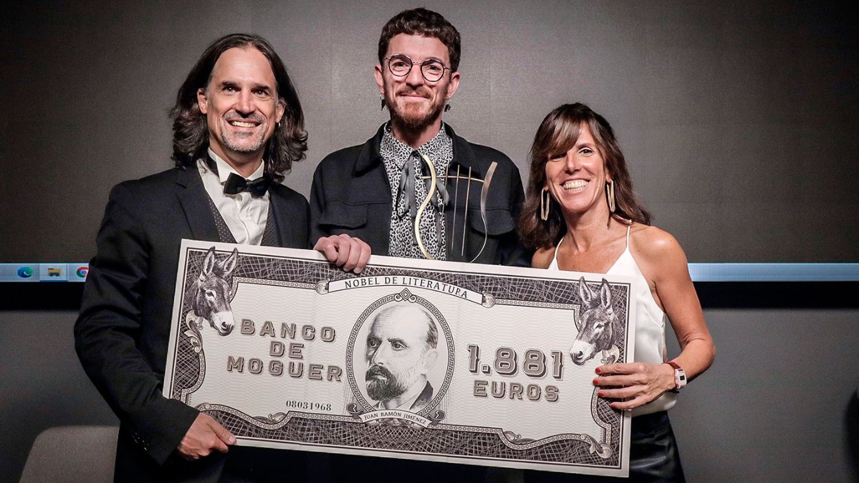 Samuel Merino, junto a Gonzalo Esparza y Pita Sopena, de Ámbito Cultural de El Corte Inglés, organizadores del Premio Nacional de Poesía Viva #LdeLírica