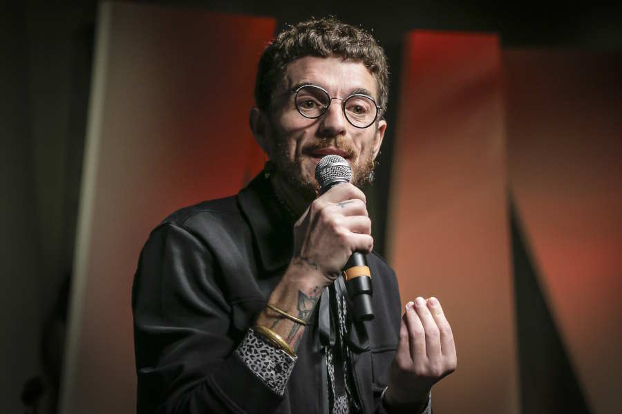Samuel Merino durante la Final del Premio Nacional de Poesía Viva #LdeLírica (Foto facilitada por Ámbito Cultural)
