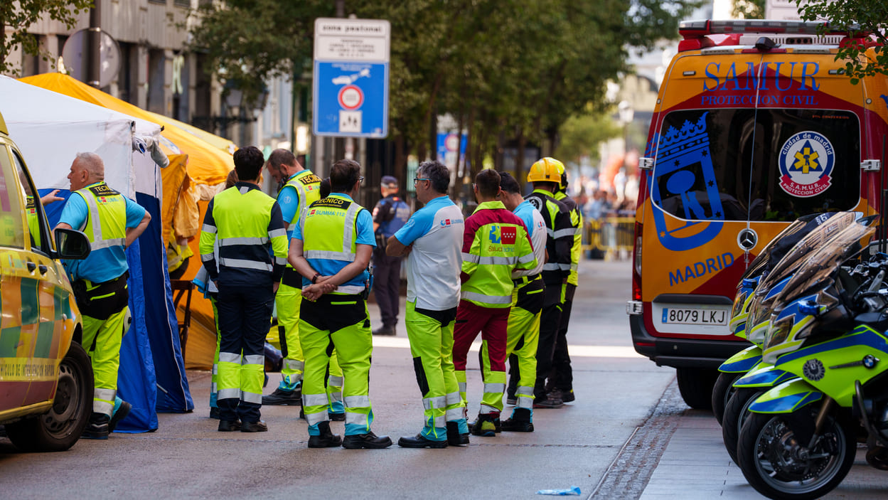 Agentes de los Servicios de Emergencias trabajan en las inmediaciones dónde se ha derrumbado un edificio en obras. EP.