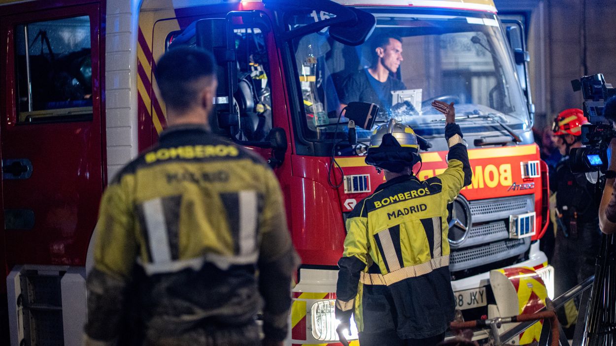 Varios bomberos de Madrid trabajan en las inmediaciones donde se ha derrumbado un edificio en obras, en la zona de Ópera