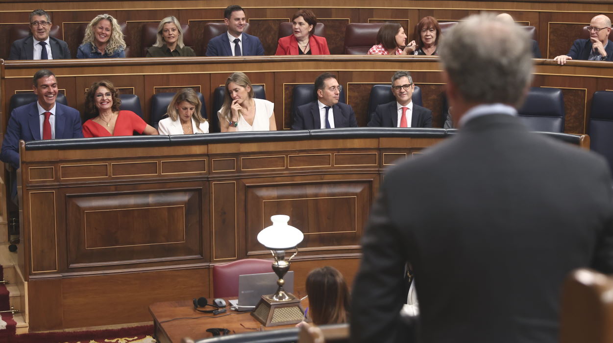 Sánchez y Feijóo contraponen el cáncer de mama y las chistorras en un cara a cara que acaba con cita en el Senado. EP.