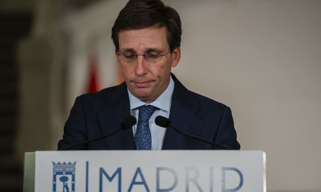 El alcalde de Madrid, José Luis Martínez Almeida, ofrece declaraciones a la prensa sobre el estado del derrumbe del edificio en la calle Hileras, a 8 de octubre de 2025, en Madrid (España). Mateo Lanzuela / EP