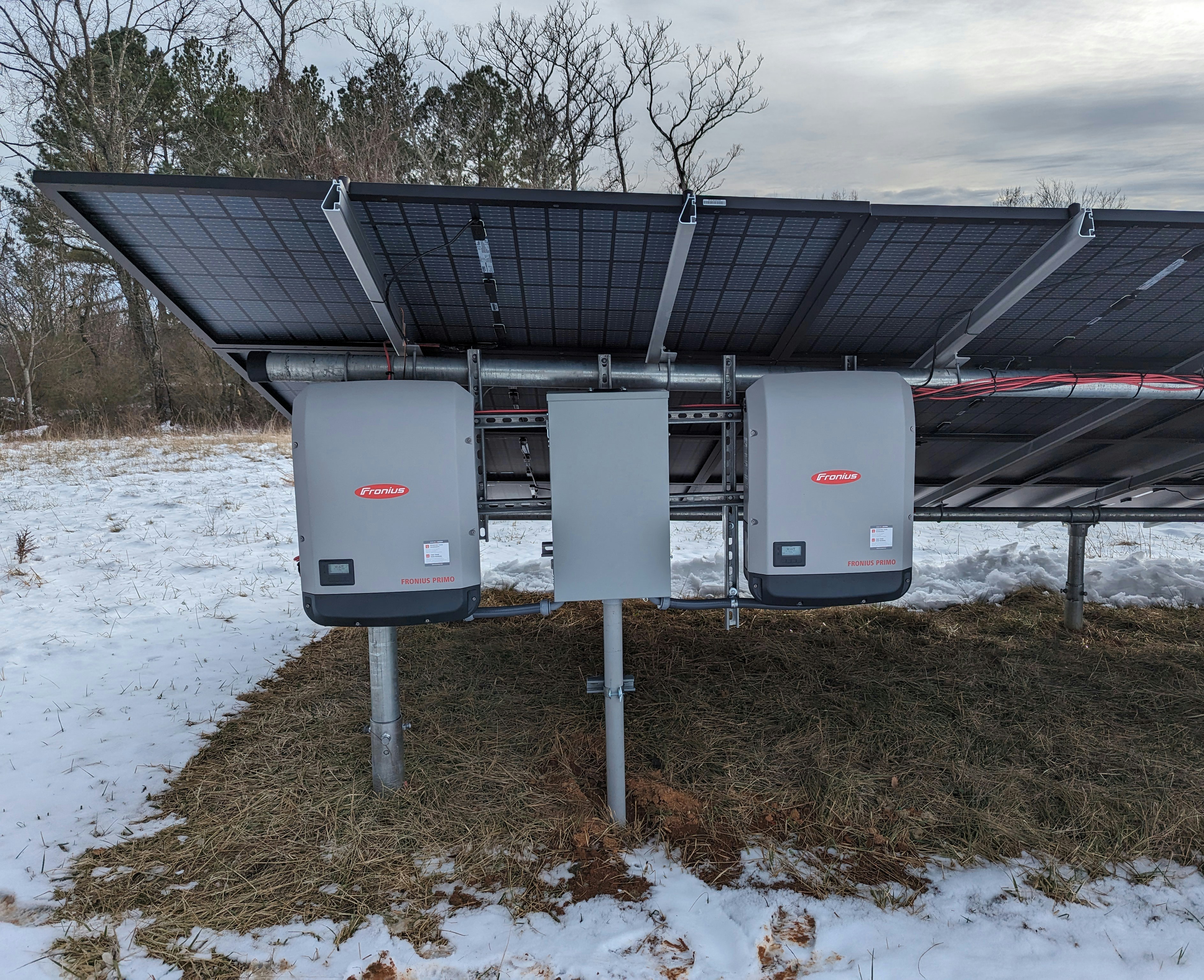 Inversores y paneles solares en una instalación fotovoltaica / UNSPLASH