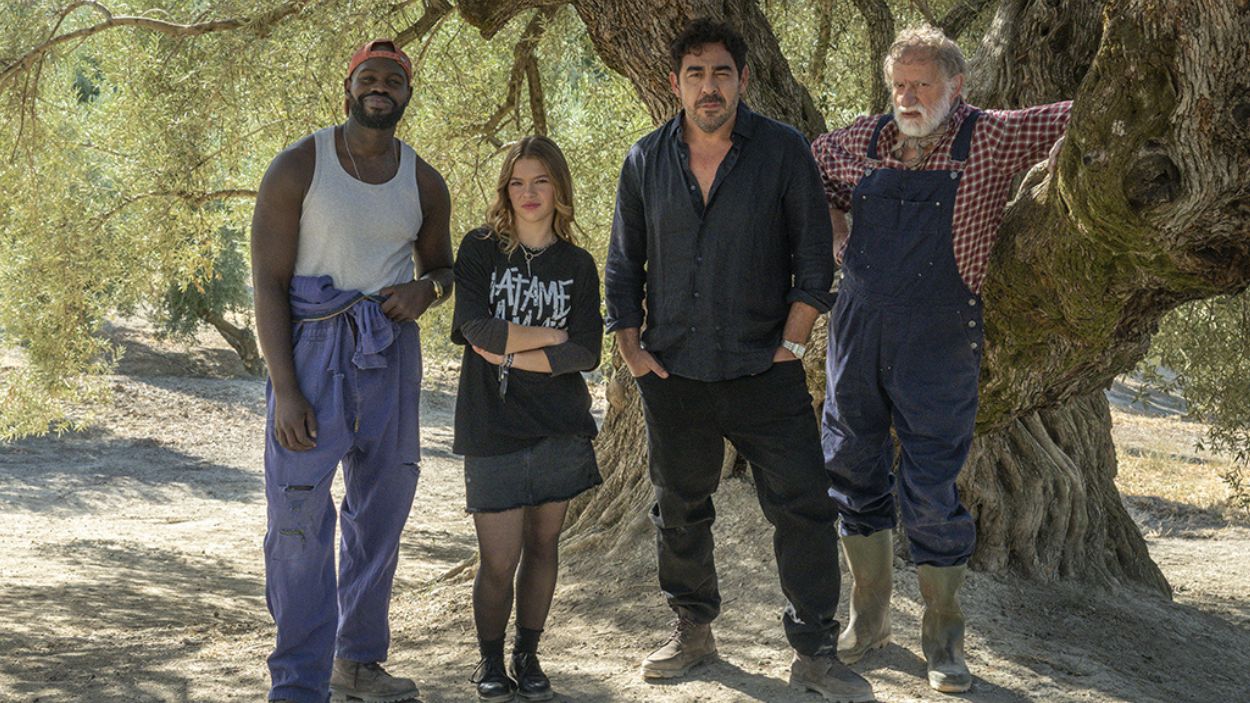 Rodaje de la serie 'Olivia' en Jaén. Lamine Thior, María Schwinning, Pablo Chiapella y Nacho Novo