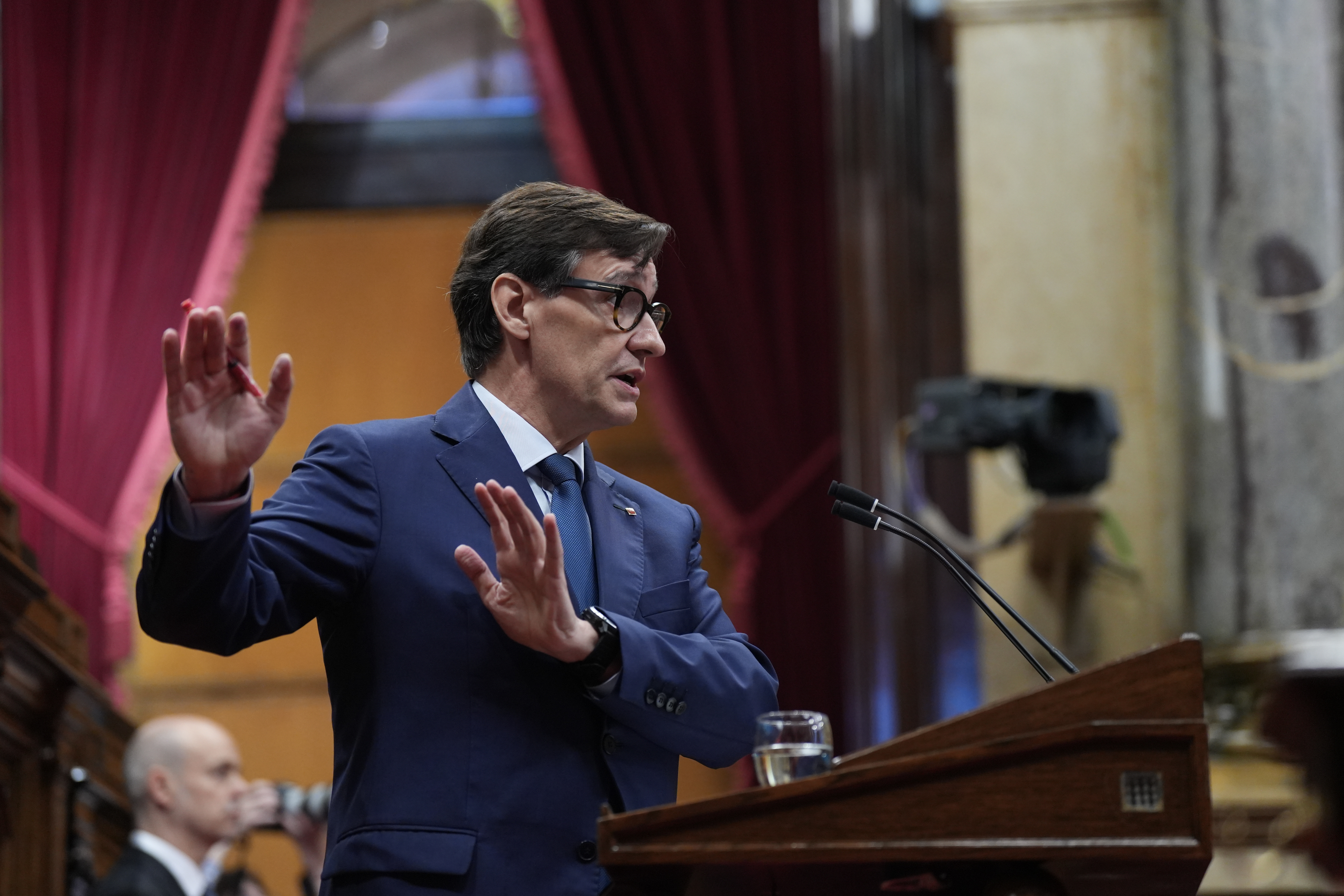 El presidente de la Generalitat, Salvador Illa, durante la segunda jornada del debate de política General en el Parlament de Cataluña. David Zorrakino / EP