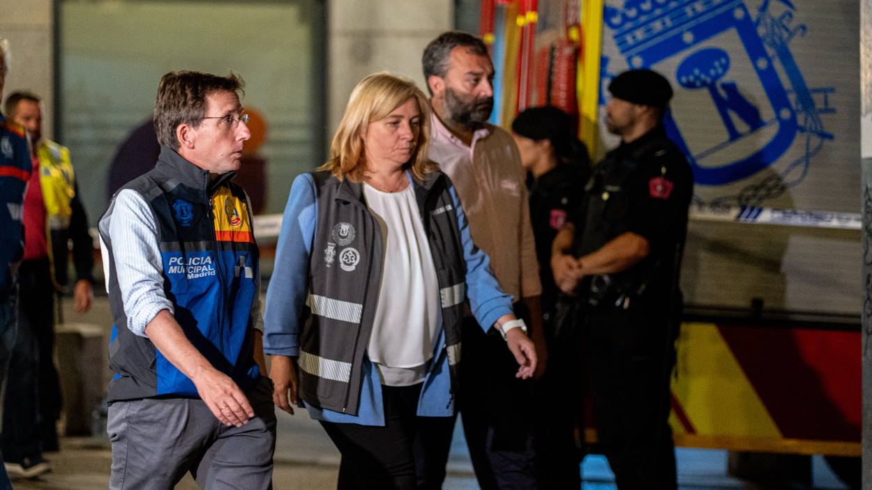 El alcalde de Madrid, José Luis Martínez Almeida, a su llegada a las inmediaciones donde se ha derrumbado un edificio en obras. EP.