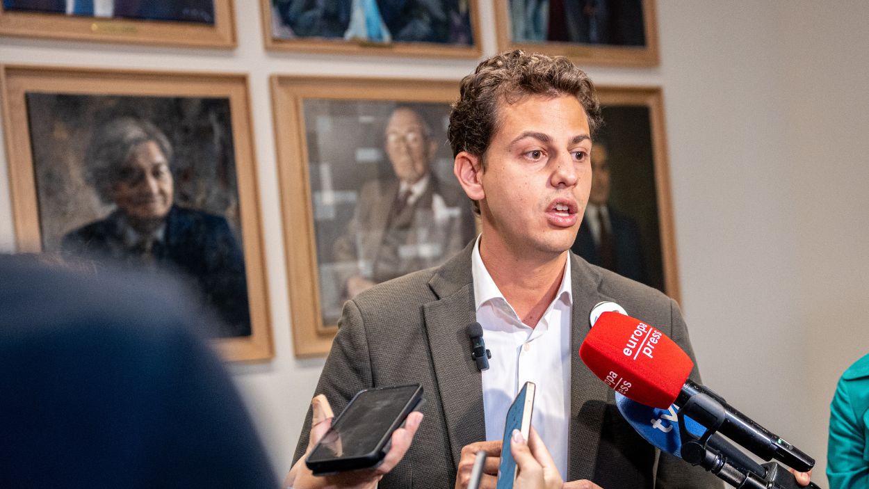 El diputado del PSOE en la Asamblea de Madrid Javier Guardiola atendiendo a los medios en el Ateneo de Madrid. EP.