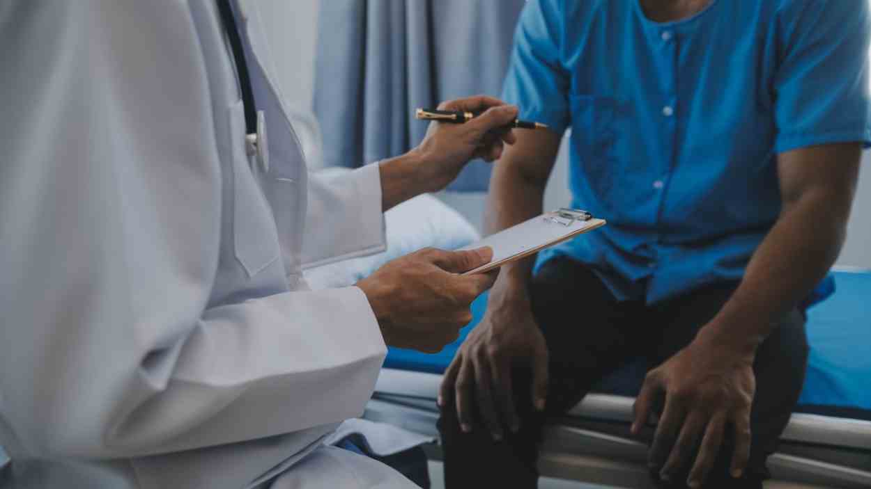 Médico en consulta. Foto de 123RFarmmypicca