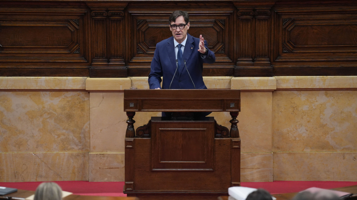 El presidente de la Generalitat, Salvador Illa, durante la segunda jornada del debate de política general en el Parlament de Cataluña. David Zorrakino / EP