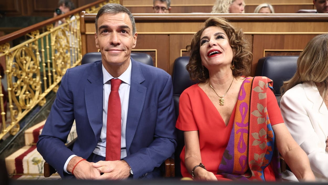 El presidente del Gobierno, Pedro Sánchez, y la vicepresidenta primera y ministra de Hacienda, María Jesús Montero, durante una sesión de Control al Gobierno, en el Congreso de los Diputados, a 7 de octubre de 2025. EP.