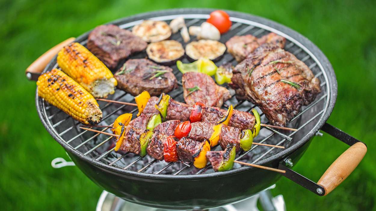Nadie lo hace y es clave: el truco del ajo para tu barbacoa de otoño en casa