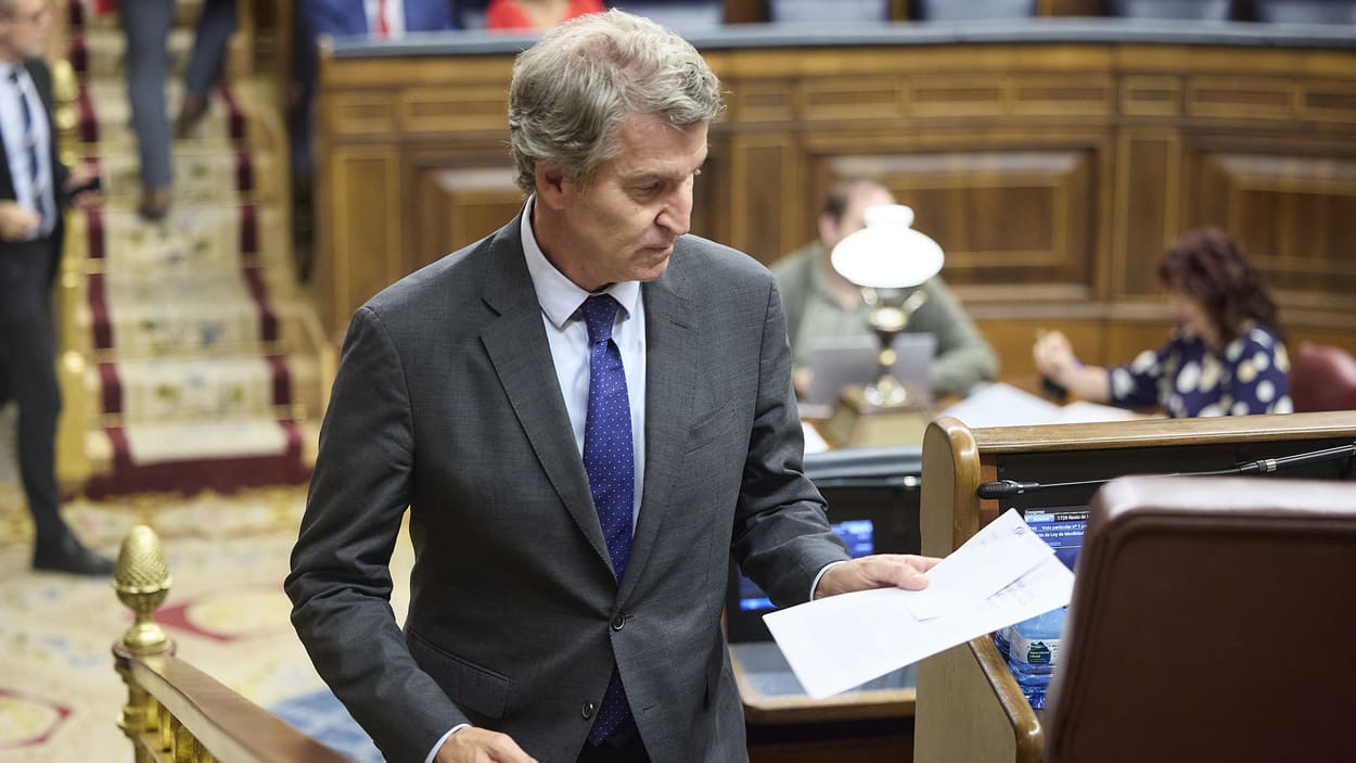 El presidente del Partido Popular, Alberto Núñez Feijóo, durante una sesión plenaria, en el Congreso de los Diputados, a 7 de octubre de 2025. EP.
