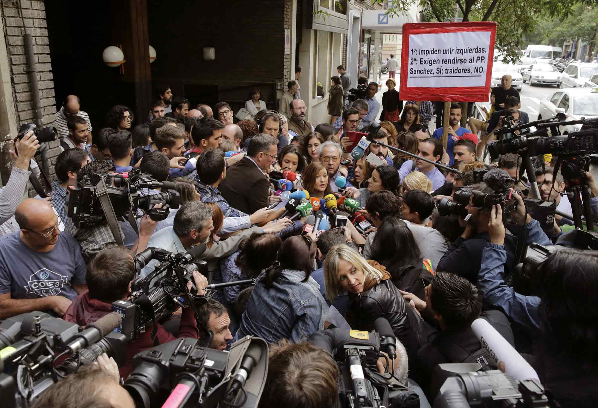 La presidenta del Comité Federal del PSOE, Verónica Pérez, a las puertas de la sede del PSOE en Ferraz.